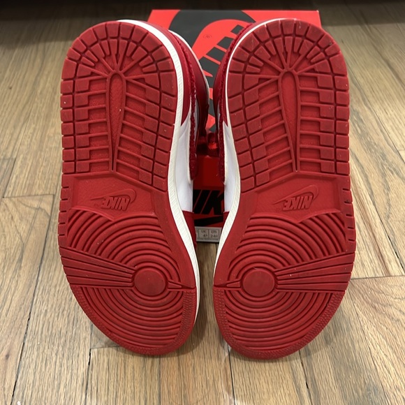 Air Jordan 1 High OG WMNS Newstalgia (Varsity Red) - Picture 4 of 5